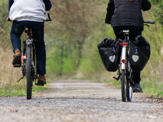 Close-up van twee fietsende mensen in de bossen.